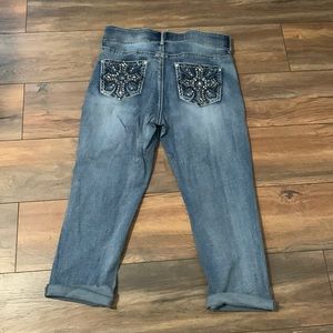 Woman’s Jean Capri with elastic waist